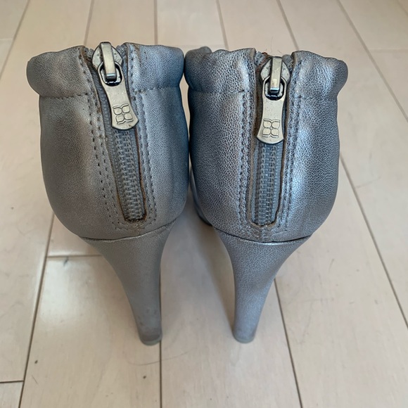 BCBG MAXAZRIA LEATHER HEELS - Picture 3 of 6